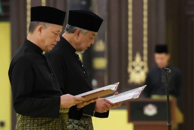Pengerusi BN, Datuk Seri Dr Ahmad Zahid Hamidi dan Naib Presiden Kanan PBB, Datuk Seri Fadillah Yusof mengangkat sumpah jawatan sebagai Timbalan Perdana Menteri di hadapan Yang di-Pertuan Agong Al-Sultan Abdullah Ri'ayatuddin Al-Mustafa Billah Shah. - Foto: Bernama