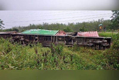 Gerabak kereta api kargo State Railway of Thailand (SRT) dalam perjalanan dari Hatyai ke Padang Besar tergelincir selepas landasan berhampiran Stesen Kereta Api Khlong Ngae, Sadao, Thailand dibom petang Sabtu. - Foto: media sosial