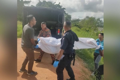 Anggota bomba mengangkat mayat lelaki yang ditemui terapung di Sungai Perak untuk diserahkan kepada pihak polis bagi tindakan lanjut. Foto: ihsan JBPM Perak.