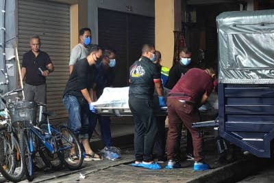 Mayat mangsa dihantar ke Hospital Tuanku Jaafar untuk siasatan lanjut.