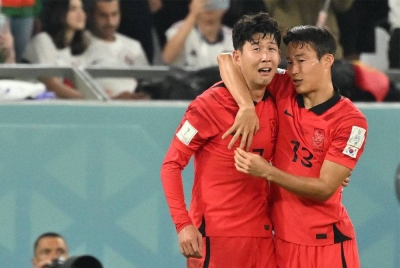 Heung-min dan pemain tengah Son Jun-ho meraikan kejayaan Korea Selatan mara ke pusingan 16 terbaik Piala Dunia Qatar 2022. Foto AFP