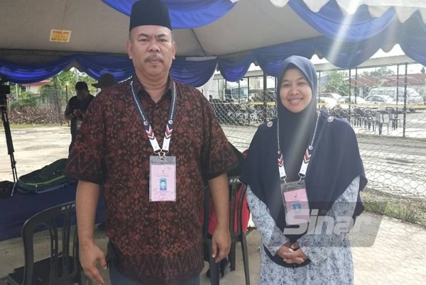 Nor Idayu bersama calon BN, Datuk Seri Mohd Johari Hussain ketika hadir meninjau proses pengundian awal di IPD Rompin pada Sabtu.