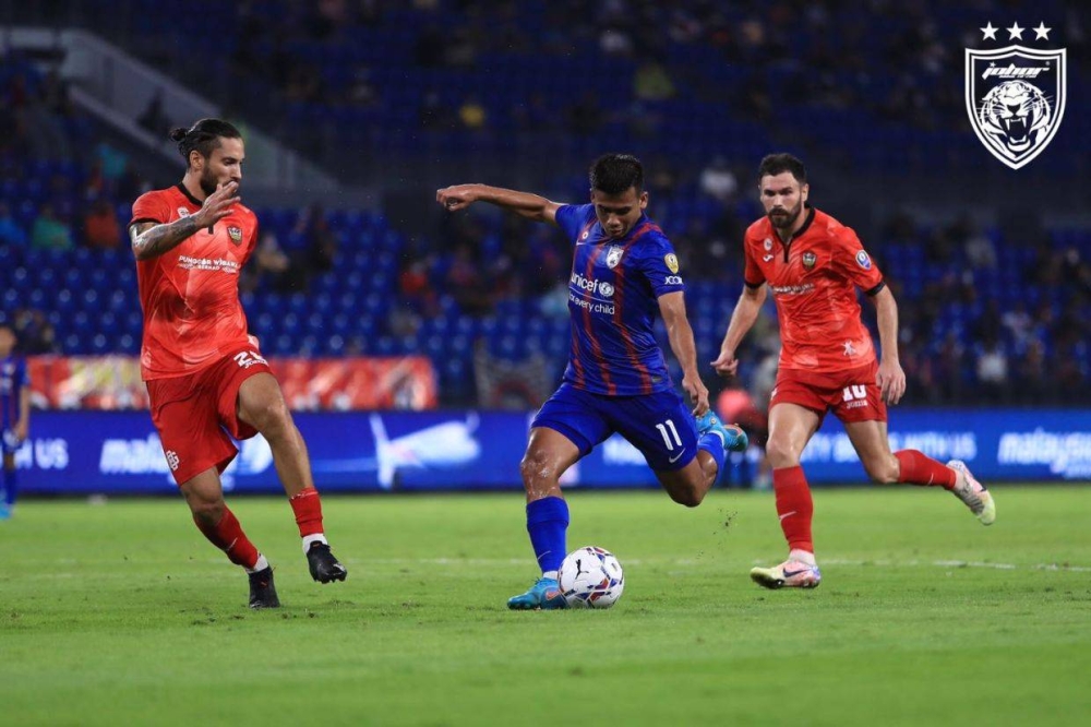 Sapawi (tengah) memiliki pengalaman beraksi di pentas ACL bersama JDT. Foto FB Johor Southern Tigers