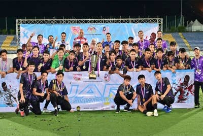 Para pemain UiTM meraikan kejayaan merangkul kejuaraan Piala Sumbangsih Liga IPT selepas menewaskan UPNM dalam perlawanan di Stadium UiTM, Shah Alam pada Sabtu.