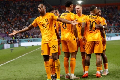 Dumfries (kiri) meraikan jaringannya ketika menentang AS di Stadium Antarabangsa Khalifa pada awal pagi Ahad. -Foto: EPA