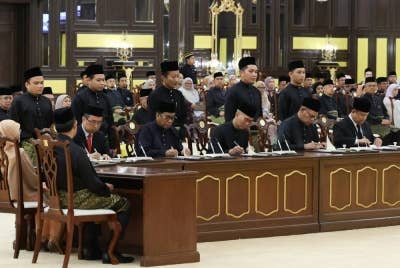 Barisan Menteri Kabinet Kerajaan Perpaduan menandatangani Surat Cara Pelantikan selepas mengangkat sumpah di hadapan Yang di-Pertuan Agong di Istana Negara. - Foto Bernama
