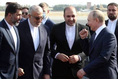 Khabar angin tentang 'klon Putin' (kanan) mula tersebar pada Julai lalu selepas beliau tiba di Teheran untuk menghadiri persidangan, namun kelihatan agak janggal selain lebih bertenaga daripada biasa. - Foto: Agensi