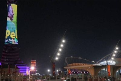 Sebagai tanda sokongan kepada beliau, Qatar selaku tuan rumah Piala Dunia turut memaparkan mesej 'semoga cepat sembuh' pada Menara Aspire di Doha. - Foto Agensi