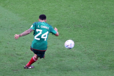 Bola ledakan Chavez mencecah kelajuan 121.69 km/j ketika aksi Mexico menentang Arab Saudi pada Piala Dunia Qatar 2022. - Foto EPA