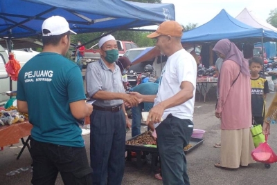 Osman beramah mesra dengan penduduk di DUN Tioman ketika melakukan kempen PRU15 di sekitar Tioman pada Ahad.