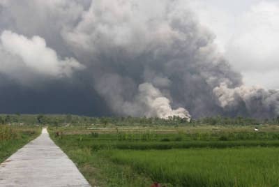 Debu tebal yang dibebaskan gunung berapi Semeru di Lumajang pada Ahad. - Foto AFP