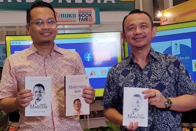 Menteri Sumber Asli, Alam Sekitar dan Perubahan Iklim, Nik Nazmi Nik Ahmad (kiri) bersama bekas Menteri Pendidikan, Dr Maszlee Malik semasa pelancaran Naskhah Buku Anak Malaysia. - Foto Bernama.