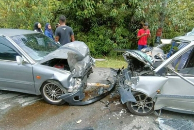 Keadaan kereta Perodua Kancil dan Proton Wira yang terlibat dalam kemalangan di Jalan Kahang Barat, Kluang pada Ahad.