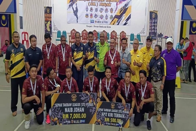 Khairudin (tujuh dari kanan) bersama pasukan Kinta Sword yang mendapat tempat kedua pada STL Perak di Batu Gajah pada Ahad.