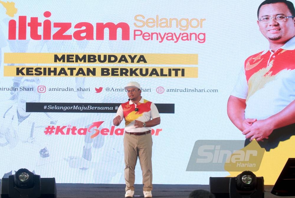 Amirudin Shari memberikan penerangan inisitif kerajaan negeri pada Jelajah Selangor Penyayang pada Ahad. - FOTO SINAR HARIAN/ROSLI TALIB