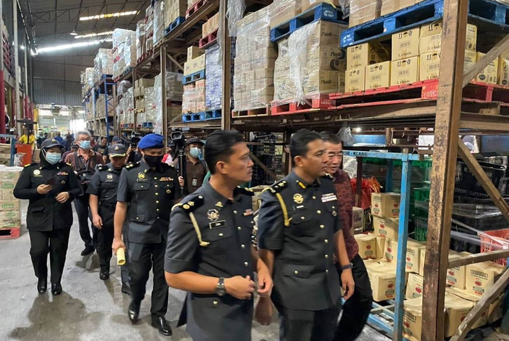 KPDNKSH Selangor menjalankan pemeriksaan di sebuah pasar raya di sekitar Gombak, Selangor pada Isnin.
