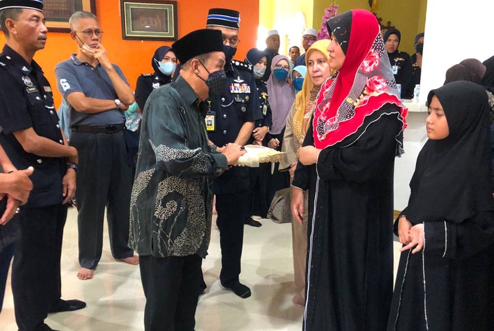 Zalihar (dua dari kanan) menerima sumbangan daripada wakil Istana Kelantan.