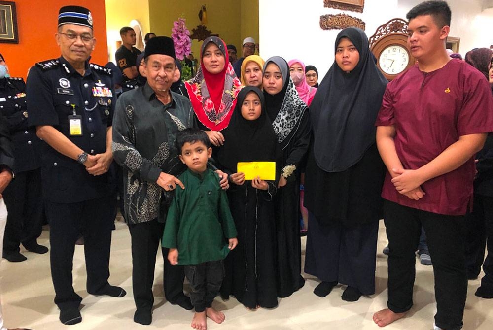 Zalihar (tiga dari kiri) dan anak-anak menerima ziarah daripada orang ramai.
