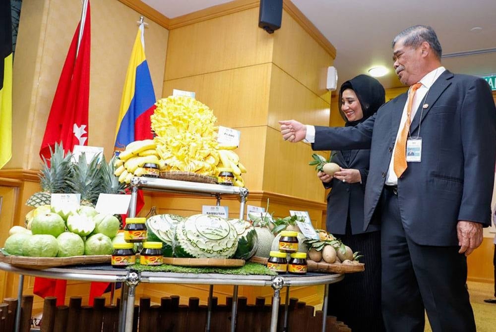 Mohamad melihat produk makanan yang dipamerkan sebelum menghadiri taklimat bersama kepimpinan tertinggi Kementerian Pertanian dan Keterjaminan Makanan.