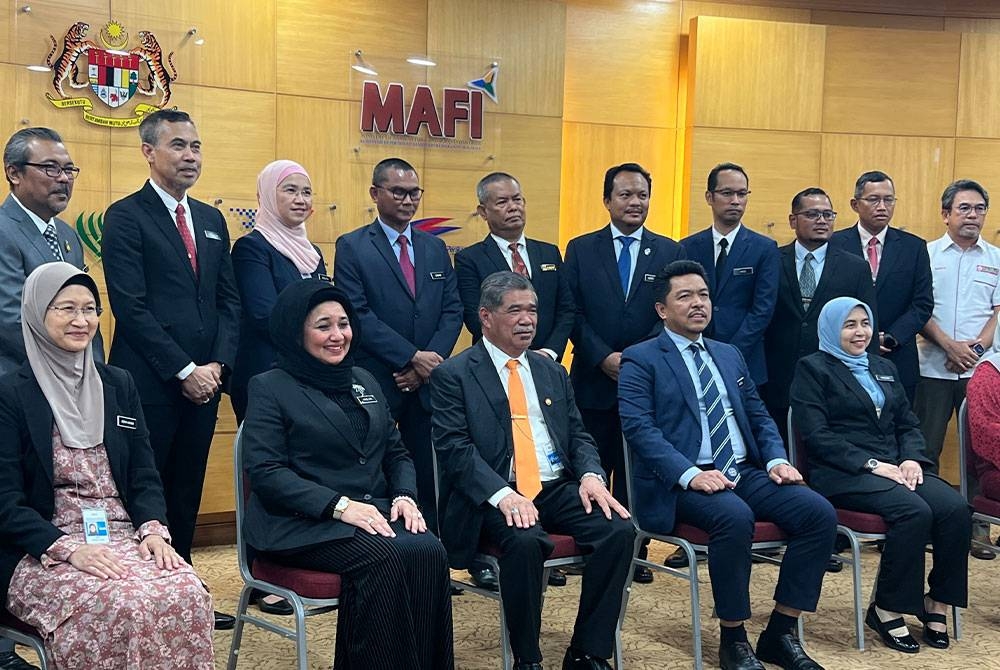 Mohamad bersama barisan kepimpinan dan pegawai Kementerian Pertanian dan Keterjaminan Makanan.