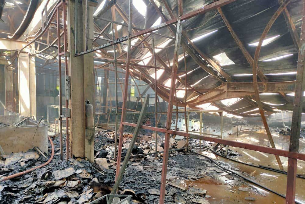 Une usine de café a été détruite dans un incendie à Taiping lundi.  - Photo publiée avec l'aimable autorisation de JBPM Perak