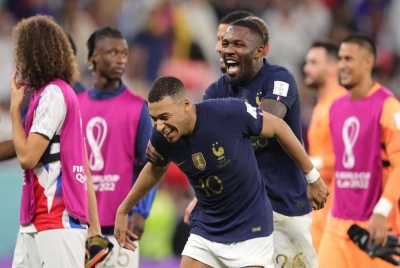 Mbappe (depan) mengimpikan untuk membantu Perancis memenangi Piala Dunia Qatar 2022. - Foto EPA