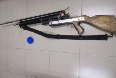 Senapang angin yang dirampas selepas polis melakukan serbuan di sebuah bengkel membaiki kenderaan di Sri Medan di sini pada Ahad.