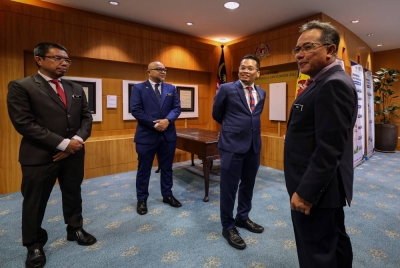 Nik Nazmi (dua dari kanan) ketika hadir pada hari pertama beliau bertugas secara rasmi di pejabatnya di Wisma Sumber Asli, Putrajaya pada Isnin. - Foto Bernama