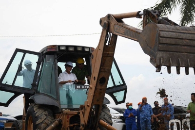 Wan Rosdy menyempurnakan Majlis Pecah Tanah Projek Agrotourism Paya Laka di Kampung Sepayang, pada Isnin.