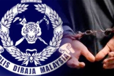 Seorang penjual ditahan di Balai Polis Taman Melawati, di sini pada Ahad selepas hadir serah diri untuk siasatan kes ugut jenayah dengan bersenjatakan parang. - Gambar hiasan