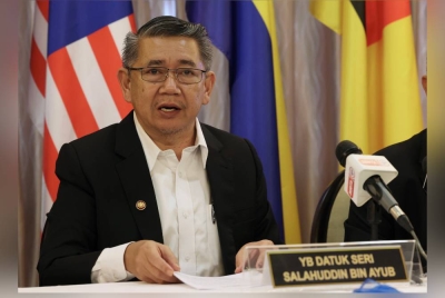 Salahuddin pada sidang media ketika Majlis Pertukaran Nota Serah Tugas di Kementerian Perdagangan Dalam Negeri dan Kos Sara Hidup, pada Isnin. - Foto Bernama