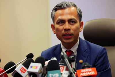 Fahmi pada sidang media selepas mengimbas kad Perakam Waktu (Clock in) sebagai simbolik memulakan tugas secara rasmi di Kementerian Komunikasi Digital, pada Isnin. - Foto Bernama