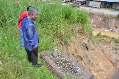 Masri (kanan) ketika turun padang melihat kejadiah tanah runtuh di kawasan perkuburan berkenaan.
(Foto FB Majlis Bandaraya Seremban)