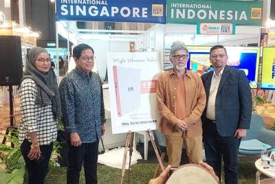U-Wei; Johan; Penyunting Forum Press Sdn Bhd, Zinitulzina Abdul Kadir (kiri) dan Pengarah Majlis Buku Kebangsaan Malaysia (MBKM), Mohd Khair Ngadiron (kanan) ketika dalam pelancaran buku ‘Dot Dot Dot’ di Selangor International Book Fair (SIBF) 2022 di Majlis Bandaraya Shah Alam (MBSA) Convention Centre, pada Isnin.