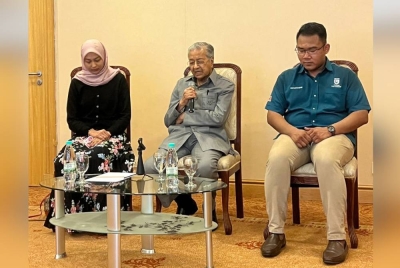Dr Mahathir (tengah) berucap ketika mengadakan pertemuan dengan ahli Pejuang Putrajaya.