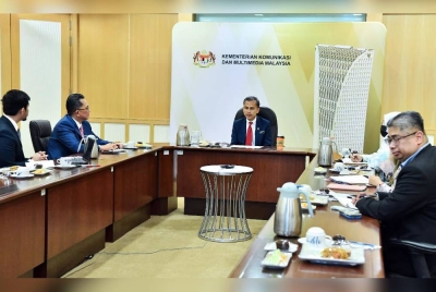 Fahmi ketika mempengerusikan perjumpaan dengan penyedia platform TikTok, petang Isnin. - Foto Facebook Fahmi Fadzil