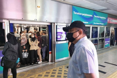 Anthony melakukan tinjauan di stesen perkhidmatan LRT laluan Kelana Jaya pada petang Isnin. - Foto FB Anthony Loke Siew Fook