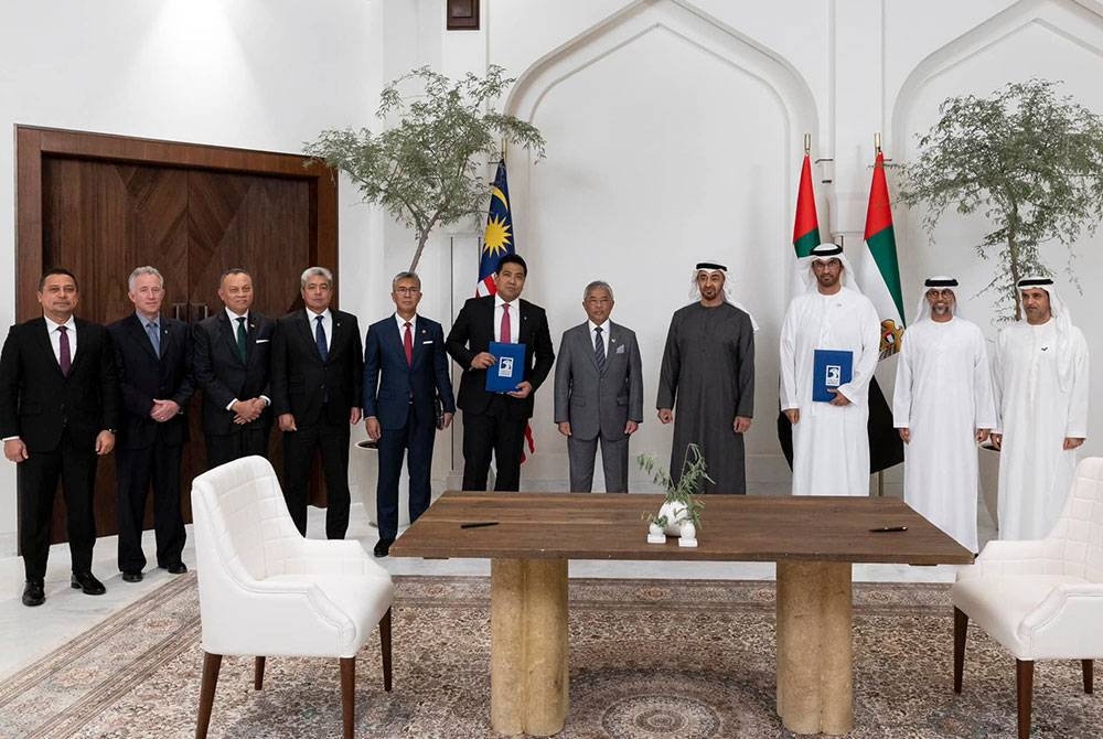 Majlis pemeteraian kerjasama antara Petronas Abu Dhabi Sdn Bhd dan Abu Dhabi National Oil Company (ADNOC) turut disaksikan Al-Sultan Abdullah (lima dari kanan) dan Tengku Zafrul (lima dari kiri).