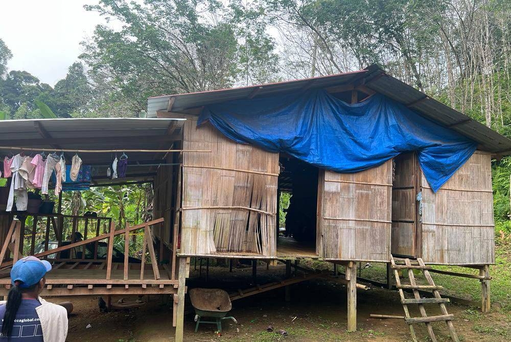 Keadaan rumah dihuni mangsa dan keluarga yang diserang sekumpulan gajah pada awal pagi Selasa.