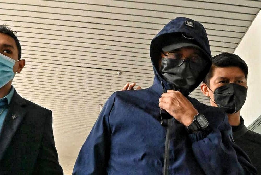 Abdul Halim (tengah) ketika keluar dari Mahkamah Sesyen di sini, pada Selasa.