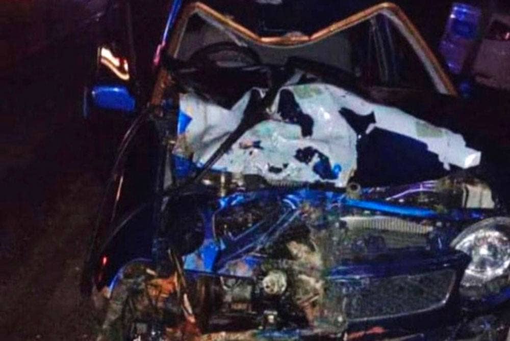 Kereta Perodua Kancil remuk selepas melanggar sebuah motosikal dan sebatang tiang lampu. - Foto media sosial