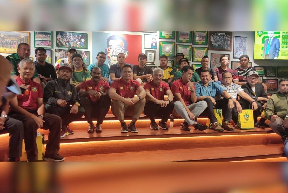 Mohd Nafuzi dan Mohd Daud bergambar bersama peminat Sang Kenari di House Of The Kenari di Alor Setar pada Selasa.