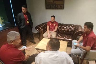 Nafuzi (duduk dua kanan) hadir pada Majlis Menandatangani MoU Rakan Strategik dan Ketua Jurulatih Liga Super KDA FC 2023 di House Of The Kenari, pada pagi Selasa.