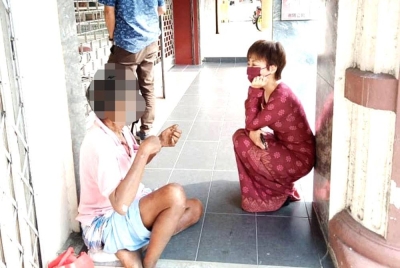 Nicole bertanya sesuatu kepada seorang pengemis yang ditemui di bandar Seremban