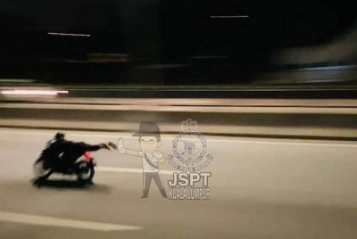 Antara aksi-aksi 'Superman' yang sempat dirakam. - Foto JSPT Kuala Lumpur.