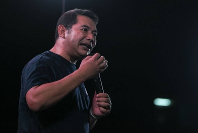 Rafizi menyampaikan ucapan ketika hadir membantu kempen bagi calon PH Parlimen Padang Serai, Dr Sofee Razak pada Ceramah Mega Ayuh Malaysia - Kerajaan Perpaduan Untuk Semua di Kampung Tunku Putra, Kelang Lama sempena PRU15 di Padang Serai pada Isnin.