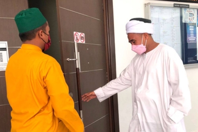 Syamsul Zaman (kanan) hadir ke Mahkamah Majistret Kota Bharu pada Selesa.