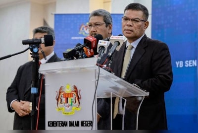 Saifuddin Nasution (kanan) ketika sidang media di Kementerian Dalam Negeri (KDN) hari ini. - Foto Bernama