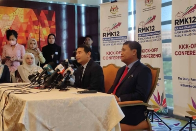 Rafizi ketika sidang media selepas merasmikan Kick-Off Conference Kajian Separuh Penggal RMK12, Shah Alam pada Selasa.
