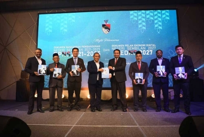 Aminuddin (empat kiri) bersama kepimpinan kerajaan Negeri Sembilan menunjukkan dokumen berkenaan pada majlis itu pada Selasa.